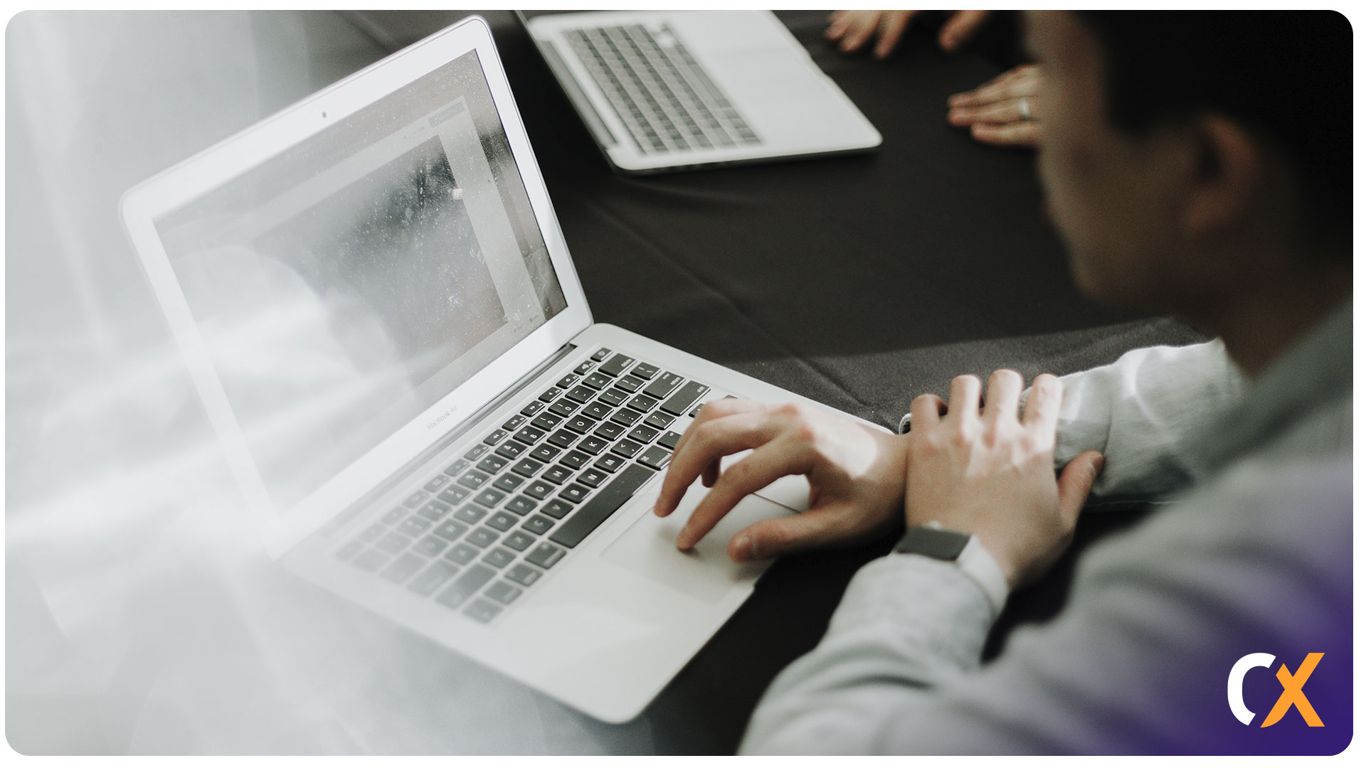 La tecnología desempeña un papel fundamental en la detección temprana de patologías de alto costo y crónicas.
Mediante la implementación de herramientas de monitoreo continuo, inteligencia artificial y análisis predictivo, se pueden identificar signos precoces de enfermedades, permitiendo intervenciones tempranas, reducción de costos y mejora en la calidad de vida de los pacientes.