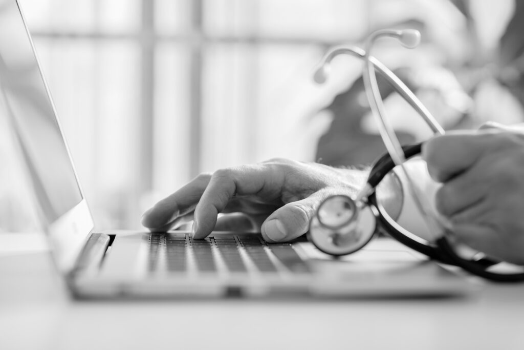 La información que se obtiene a partir del análisis de datos se utiliza para respaldar la toma de decisiones clínicas y la gestión eficiente de los recursos de una organización de salud.