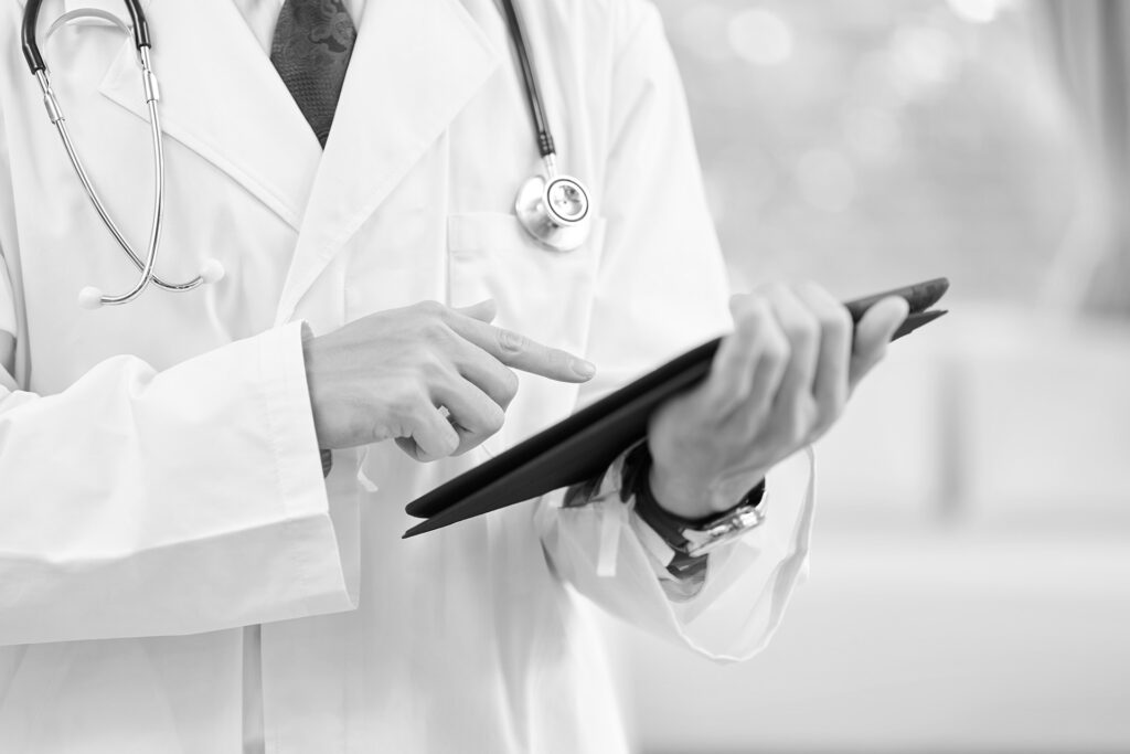 Médico con tablet